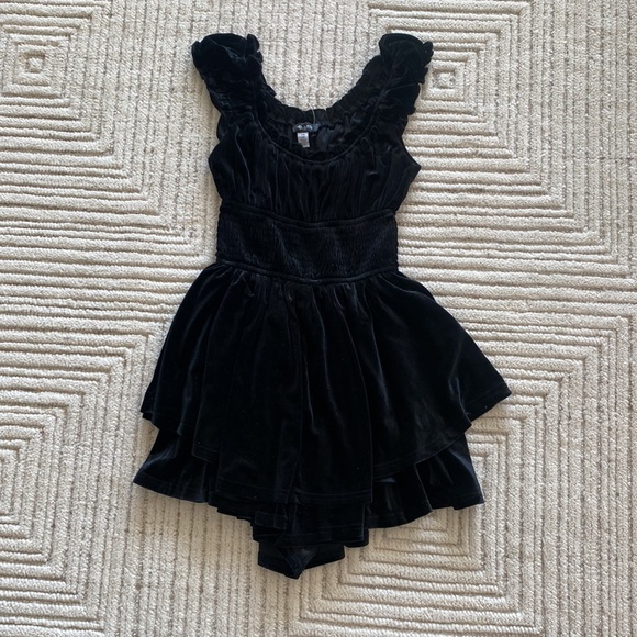 UO Rosie Velvet Smocked Romper - Black - Picture 3 of 3